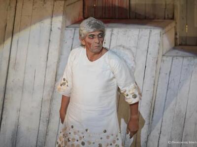 Αγνώριστος ο Γεράσιμος Σκιαδαρέσης ως Αγαμέμνων.