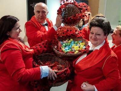 Πάτρα: Μοιράζουν σοκολάτες σε σχολεία οι...