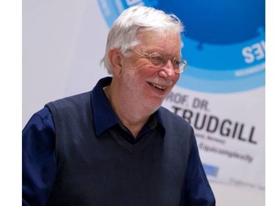 Ο επιφανέστερος εν ζωή γλωσσολόγος Peter...