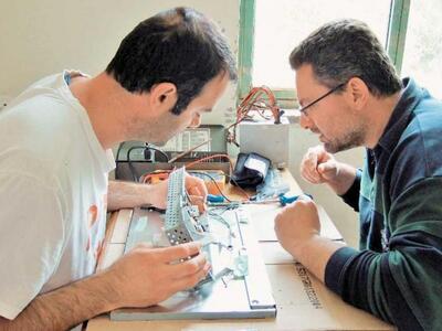 Ο Δημ. Σιατήρας (αριστερά) που θα προσφέ...