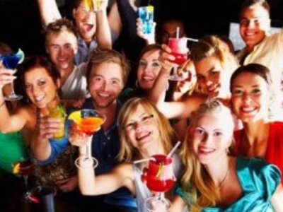 Καλούν σε πάρτι μέχρι πρωίας 12χρονους μαθητές