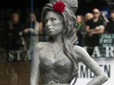 Η αδικοχαμένη ποπ σταρ Έιμι Γουάινχαουζ ...