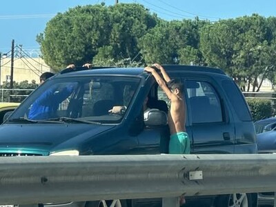 Πάτρα: Μικροί ρομά κρεμιούνται από αυτοκ...