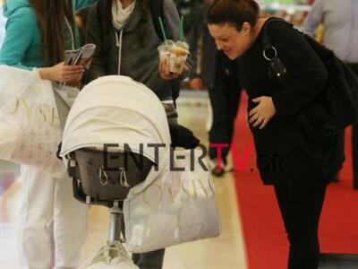 Ποια κούκλα Ελληνίδα, μαμά και σύζυγο κο...