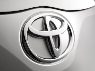 Τα χέρια έσφιξαν Toyota και Tesla