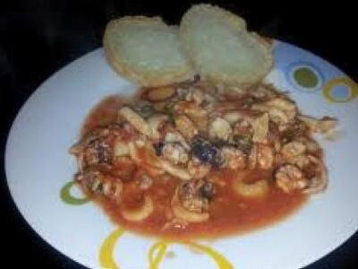 Σουπιές κοκκινιστές με ελιές και μάραθο!