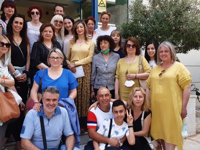 Στη φωτ. η Πατρινή αντιπροσωπεία έξω από...