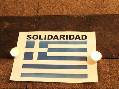 Με ένα κερί και ένα σύνθημα οι Ισπανοί σ...