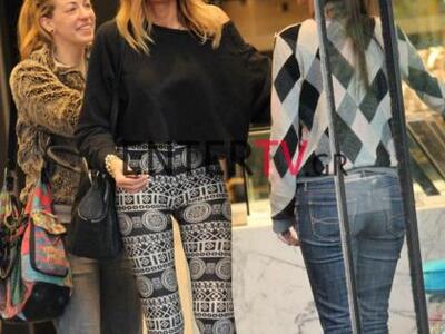 Ποια πασίγνωστη και κούκλα τραγουδίστρια...