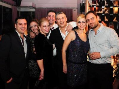 Καρέ καρέ το Χριστουγεννιάτικο ρεβεγιόν ...