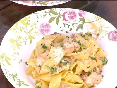 Παπαρδέλες al fredo με κοτόπουλο και μπέικον