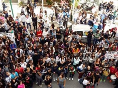 Στους δρόμους οι μαθητές στην Κρήτη-ΔΕΙΤΕ ΦΩΤΟ