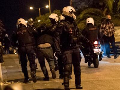 Νέα Σμύρνη: Οι κάτοικοι στα μπαλκόνι...