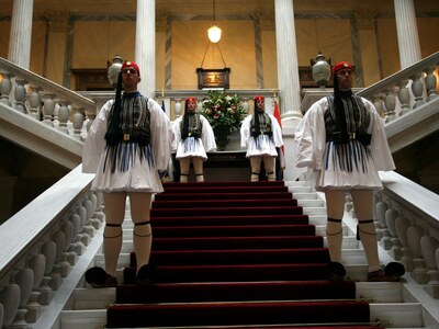 Το ΔΝΤ, ο Έλληνας, η κομπίνα, ο τσολιάς ...