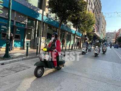 Πάτρα: Ο Άι Βασίλης ξέρει από... vespa- ...