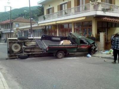 Αγρίνιο: Τούμπαραν αγροτικά μετά από σύγ...