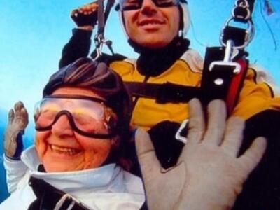 Σούπερ γιαγιά 80 χρονών κάνει μπάντζι-τζ...