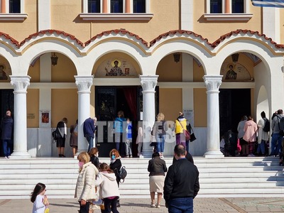 Πάτρα: Οι πιστοί συρρέουν στους ναούς γι...