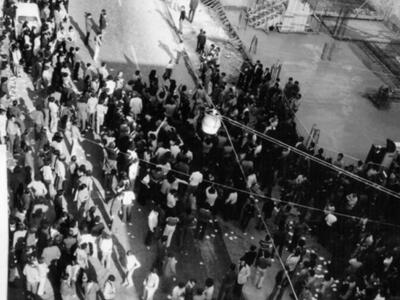  16 Νοέμβρη 1973. Διαδήλωση έξω από το κ...