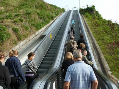 Ανεβαίνοντας στην Πατρέως (αριστερά, δεν...