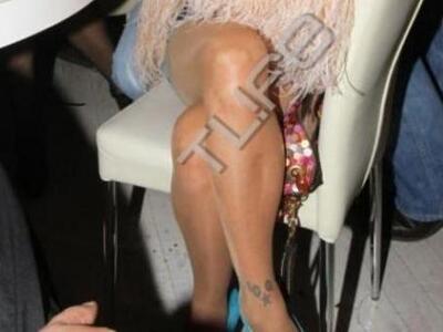 Ροζ γούνα, κοντό τζιν σορτσάκι και γαλάζ...