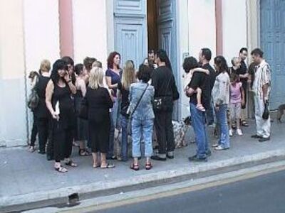 Έξω από το Δημαρχείο της Πάτρας οι ζωόφιλοι