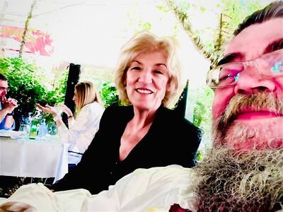 Ο Σταμάτης Κραουνάκης με τη Σία Αναγνωστ...