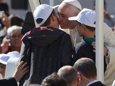 Ο Πάπας Φραγκίσκος έπλυνε τα πόδια 12 ατ...