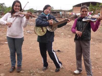 Ορχήστρα φτιαγμένη από σκουπίδια - ΔΕΙΤΕ...