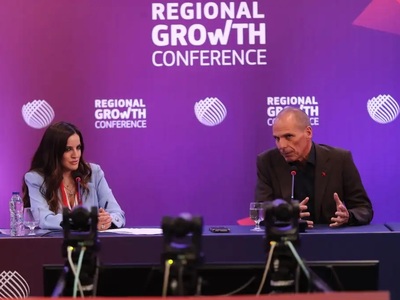 Χαμός στην Πάτρα με Βαρουφάκη και δημοσι...