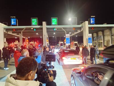 Οι αγρότες σήκωσαν τις μπάρες στα διόδια...