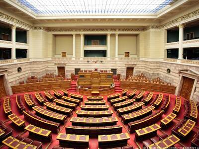 Βουλή: Με περιορισμένη φυσική παρουσία β...