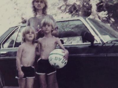 Ποιός είναι ο πασίγνωστος τραγουδιστής σ...