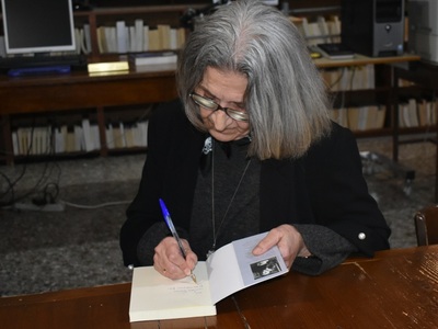 Η συγγραφέας Μάρω Δούκα υπογράφει τα βιβλία της.