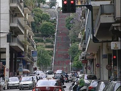 Πάτρα: Έβαψαν τις σκάλες της Αγίου Νικολ...