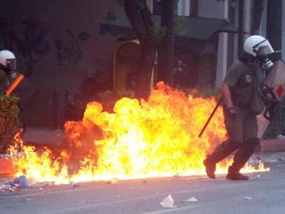 Έπεσαν βόμβες μολότοφ  κατά των ΜΑΤ έξω ...