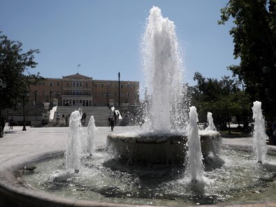 Καιρός: Με μίνι καύσωνα και μπόρες μπαίν...