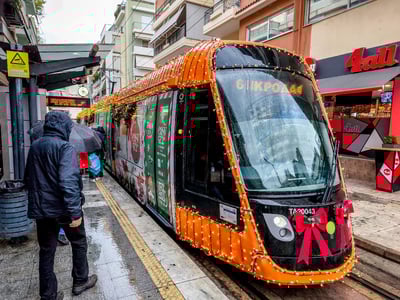 Το πιο χριστουγεννιάτικο τραμ της Ευρώπη...