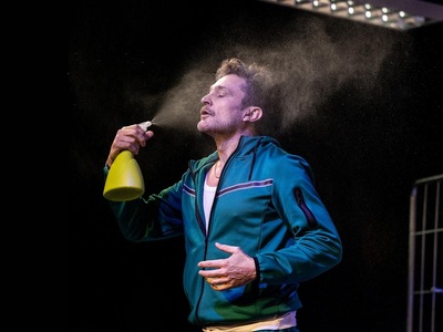 Ο Γιώργος Καραμίχος εντυπωσιάζει στην παράσταση