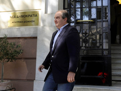 Πάλι αξύριστος και με τζην