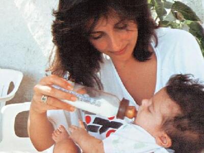 Η Άντα ταΐζει με το μπιμπερό τη μικρή Μα...