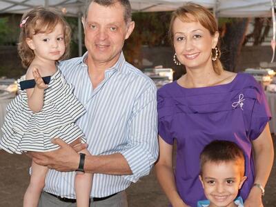 Ο Γρηγόρης και η Πέγκυ Οικονόμου με τα παιδιά τους