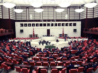 Πανικός στην τουρκική εθνοσυνέλευση: Άγρ...
