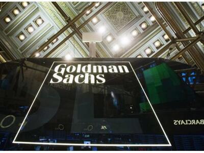Goldman Sachs: Μετακινεί εκατοντάδες υπα...