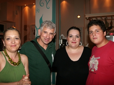 Ο Πέτρος Φιλιππίδης με τις ιδιοκτήτριες ...