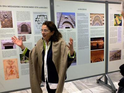 Η Μαριάννα Κορομηλά ξεναγώντας στην έκθεση