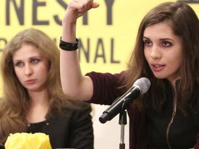 Οι Pussy Riot κατά Πούτιν για την κατάρρ...