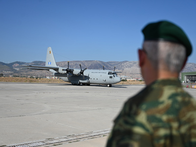 Έφτασε στην Ελευσίνα το C-130 με τους 22...