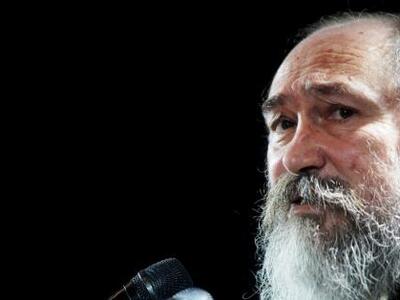 Ο Τζίμης Πανούσης τραγουδά επί σκηνής με...