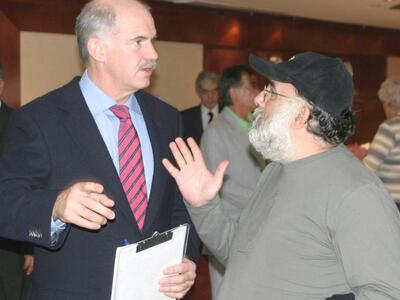 Βολές Θάνου Μικρούτσικου κατά Γ. Παπανδρ...